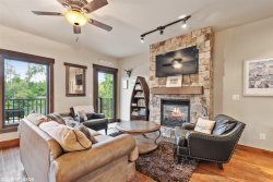 Landing C-Whitefish River Front Luxury Townhouse, 2 Outdoor Fire Pits, Brand NEW Hot Tub, & River Views Unit C