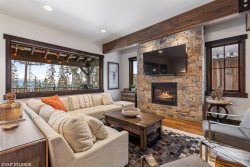 Inspiration Ski Haus-Luxury meets Rustic Charm in this Big Mountain Townhouse! New Hot Tub!