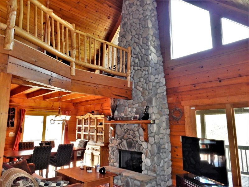 The Enchanted By Ina Properties Is A 3 Bedroom 2 Bath Log The Enchanted Ina Properties