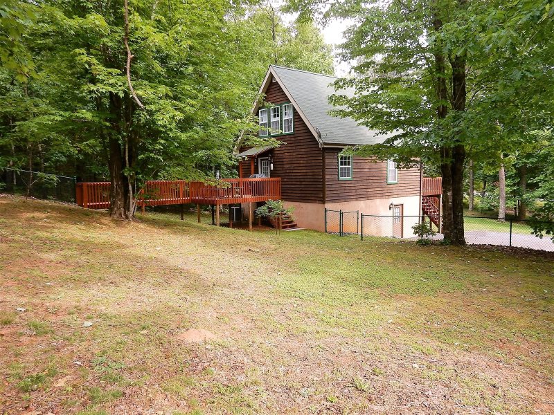 Beautiful Log Cabin With Mountain Views In Nice Area Cabin