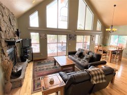 Whitetail Lodge-Large cabin with hot tub, foosball, sleeps 18, just 2 blocks from Terry Peak