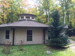 Eagle Moon - Nonagon Home nestled in the Woods and minutes away from Town