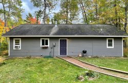Stolen Oaks - Cottage with All-seasons Porch, located near the Airport!