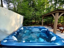 GWA106-Gameroom, Sauna, Firepit & Hot Tub! Minutes to All Pocono Attractions