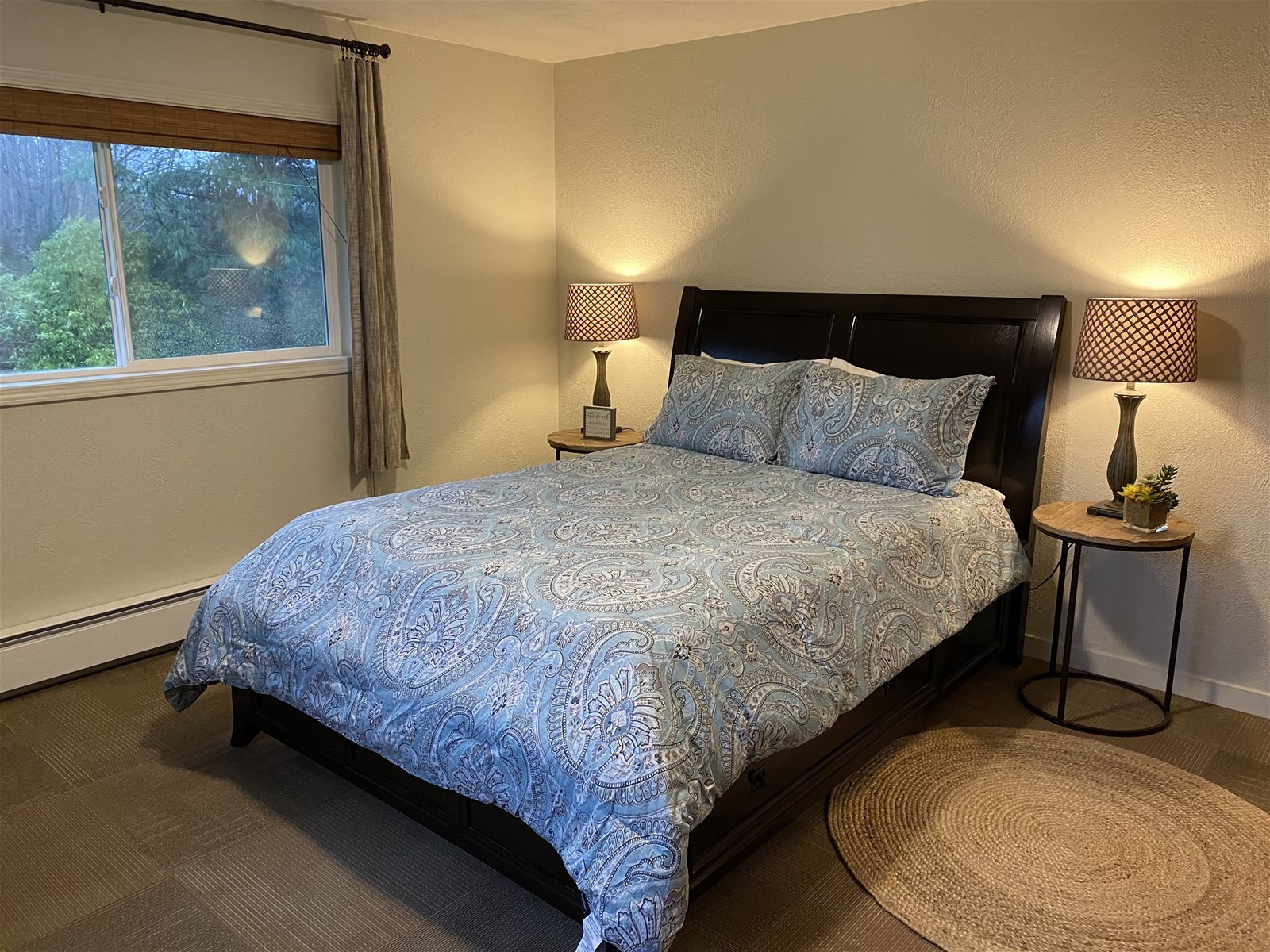 Master with a queen size bed main level