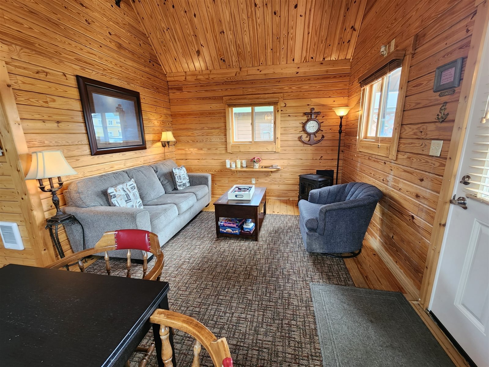 Loft Loft with twin bed and a bean bag New shared hot tub Between 3 & 4