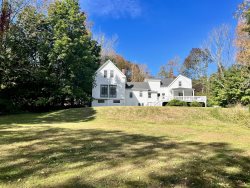 The Downing House - Updated 4bd Farmhouse with huge yard!  