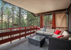 Treehouse Chalet. Chic Retreat w/ Wood Burning Stove & Hot Tub Under the Stars!
