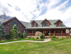 Luxury Log home -Mountain Views - 3 bed/2& 1/2 bath- WIFI - Short drive into downtown Hendersonville