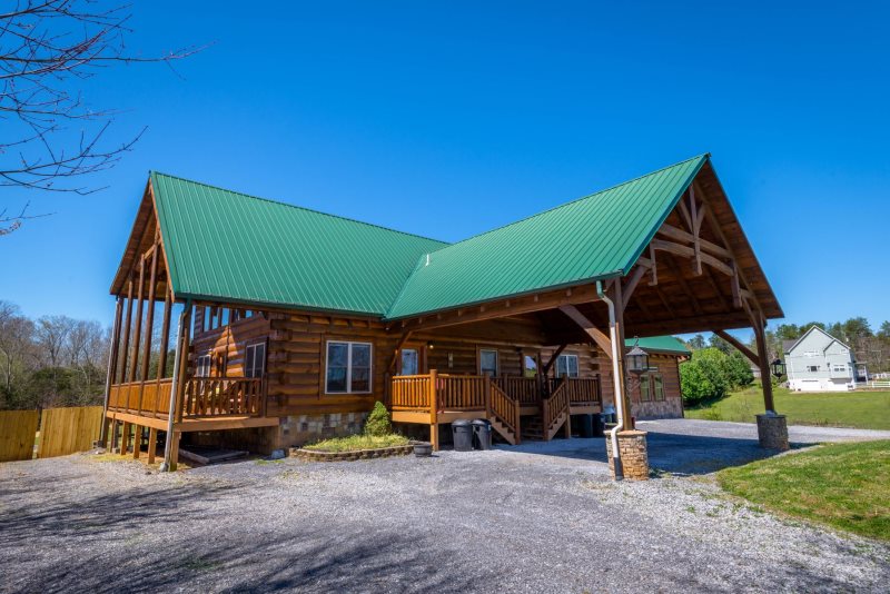 Beautiful Log Cabin Sleeps 22 Porch Swing Fire Pit Huge Yard Hot Tub