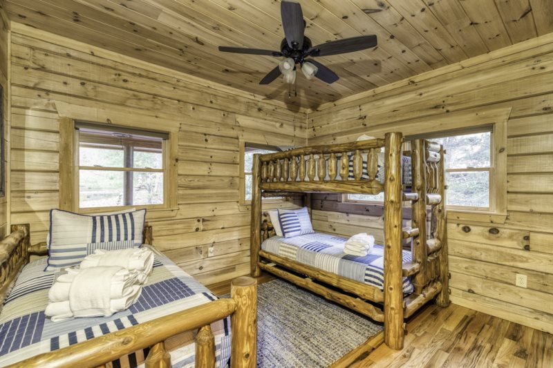 Lakefront luxury cabin vacation Rental, Blue Ridge, GA