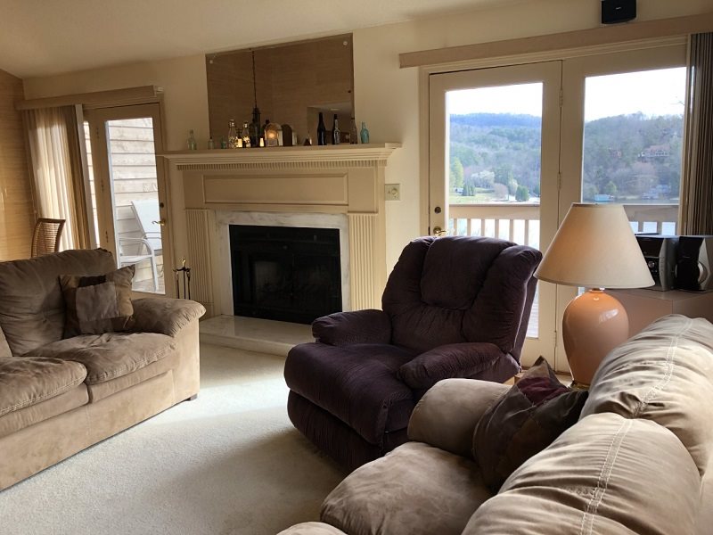 Spacious Split Level 2 Bedroom Condo With Beautiful Views Of Lake