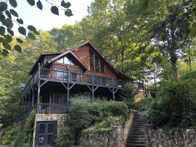 Bear S Den Is A 3 Bedroom 3 1 2 Bath Log Home