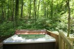 Hot tub with the perfect wooded views... become one with nature. 