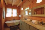 En suite bathroom of the primary bedroom