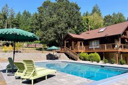 Starlight Lodge: A 4 Bedroom and  Luxuriously Spacious Lodge Located in Wine Country