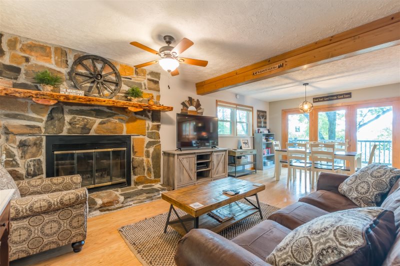 3br 2ba Renovated Cabin Rental Pet Friendly Mountain View Hot Tub Near Local Vineyard 5 Miles From Helen Ga