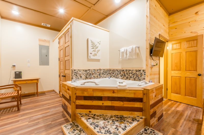 Fern Meadow 1br 1ba Custom River Rock Shower Jetted Tub