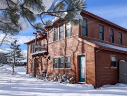 Overlooking the treetops to the breathtaking mountain views, Mountain Treetop is dog friendly, has WiFi and a spacious feel.