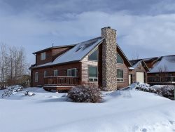 Play in the snow!  Stay in Mountain View Tee and Ski, near the golf course with a hot tub, mountain views, WiFi, and a garage. 