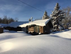 Quaint historic cabin with hot tub and WiFi, this cozy Wild Bill's cabin is a short distance from downtown and the mountains.