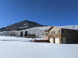 Elk Ridge is a spacious dog friendly vacation rental located just south of Red Lodge with hot tub and Wifi.