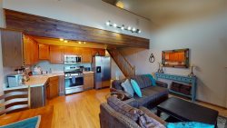 Comfort and fun in this condo, Putter's Inn is close to the golf course and less than 15 minutes to ski, WiFi, dog friendly, hot tub