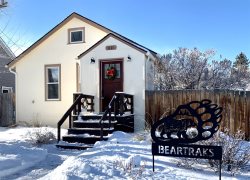 Charming Dog Friendly home with Wi-Fi, Beartraks is in the heart of Red Lodge