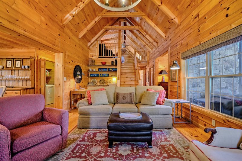 Quaint 3 Bedroom Log Home