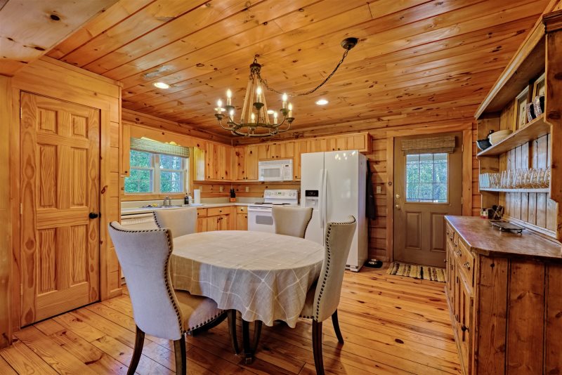 Quaint 3 Bedroom Log Home