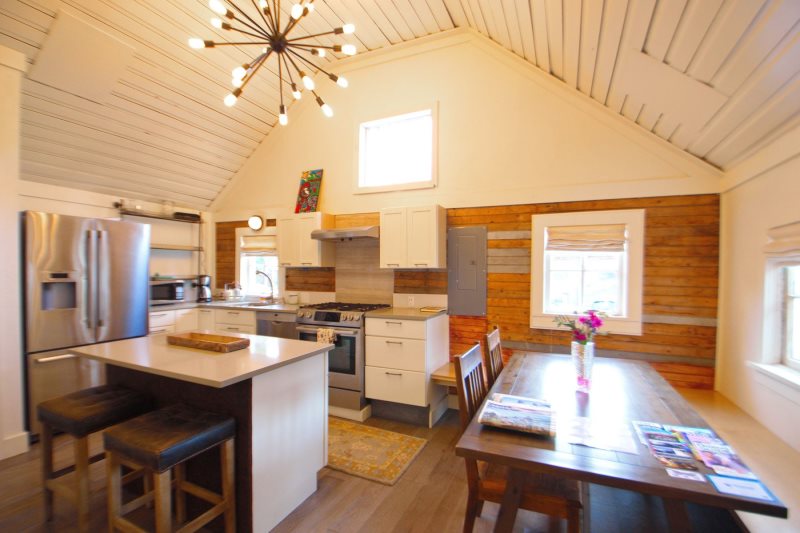 3 Bedroom Home Located In Downtown Crested E