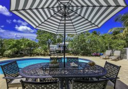 The Key Lime House 4 Bed 3 Baths private pool in the middle of Marathon