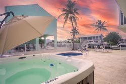 The Key Retreat 3 Bedrooms 2.5 Bath w/ 40' of dockage & Jacuzzi 1 double kayak included