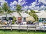 Tropical Breezes 3bed/2bath with BRAND NEW TIKI HUT, dockage, 4 bikes, 3 kayaks & cabana club