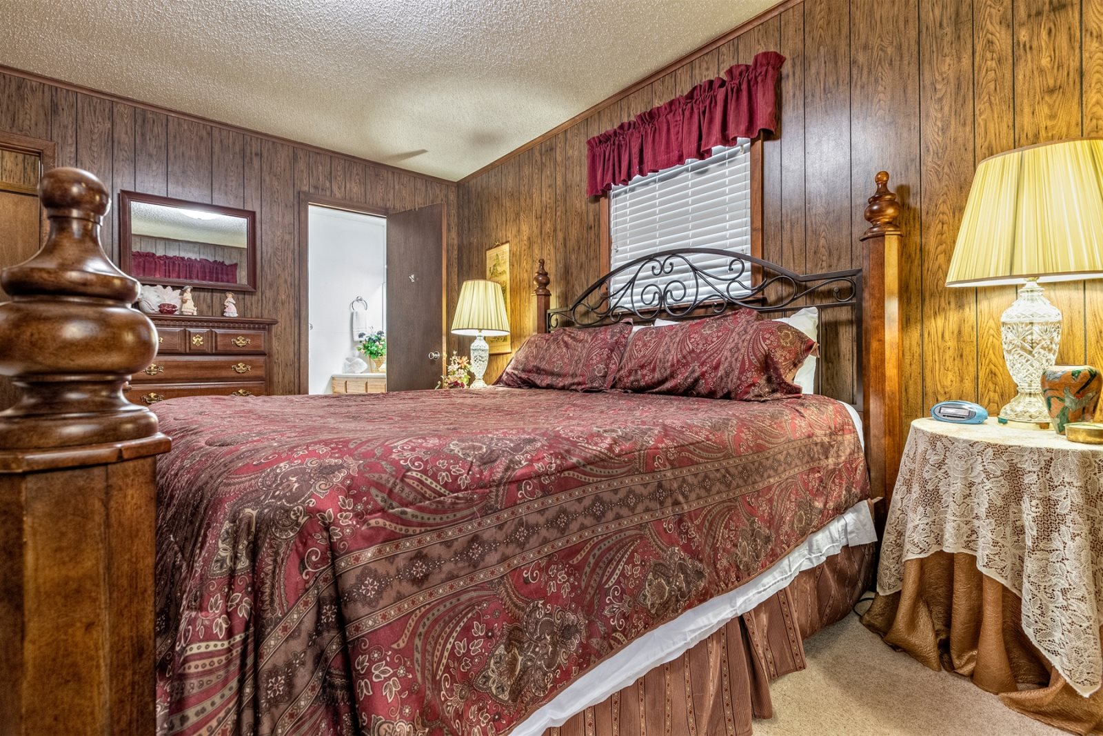 WIFI. Nightly vacation rental home with carport near Lake DeSoto and DeSoto walking trails in