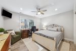 Guest bedroom with Queen