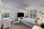 Master bedroom w King Bed