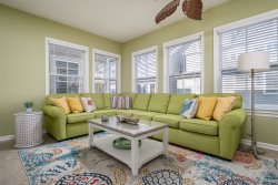 NEW for 2022 & NEVER BEFORE RENTED Sunset Island Townhouse, close to POOLS, Sleeps 12, Beach Chairs, FREE Linen Package!