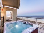 Oceanfront *PENTHOUSE* with Private Oceanfront Hot Tub! FREE Linens & Towels, Parking for 3