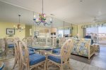 Sunny Summer Vibes in this Living Room 
