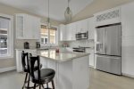 Charming kitchen w/ island