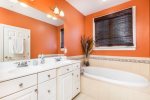 Master Bathroom w/ Soaking Tub 