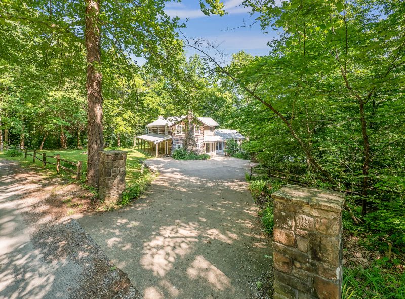 3 Bedroom 2 5 Bathroom Log Cabin Sleeps 10 Chattanooga Log Cabin