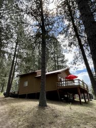 Pine Cone Cabin ~ A Peaceful Retreat, with beautiful views and very close to Lake Cascade 