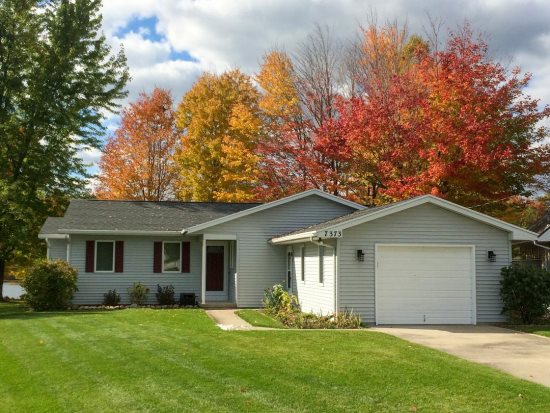 Beautiful lakefront ranch on Far West Canadian with boat dock, no pets & no smoking allowed