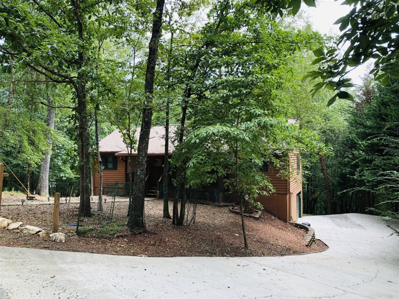 3 Bears Cabin Is A Wonderfully Decorated Rustic Cabin In The