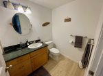 Guest bathroom with tub/shower