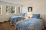 Guest bedroom with 2 twin beds