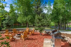 Condo adjacent to Estes Park's riverwalk. 5-minute walk to downtown. Steps from pool & hot tub.  