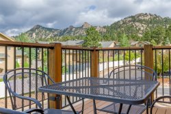 Mountain view condo, 5-minute walk to downtown. Close proximity to hot tub, pool, grill & fire pit. 